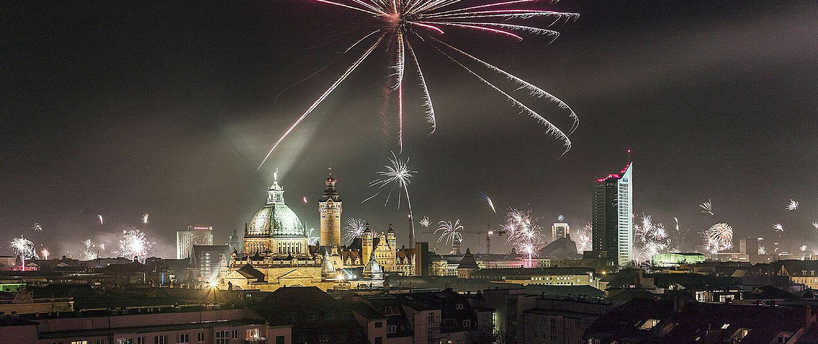 Strahlendes Leuchten und funkelndes Glitzern erhellen den Nachthimmel über Leipzig beim fulminanten Feuerwerk. Angemessen Feiern können Sie den Jahreswechsel bei der Silvestergala in der Oper.