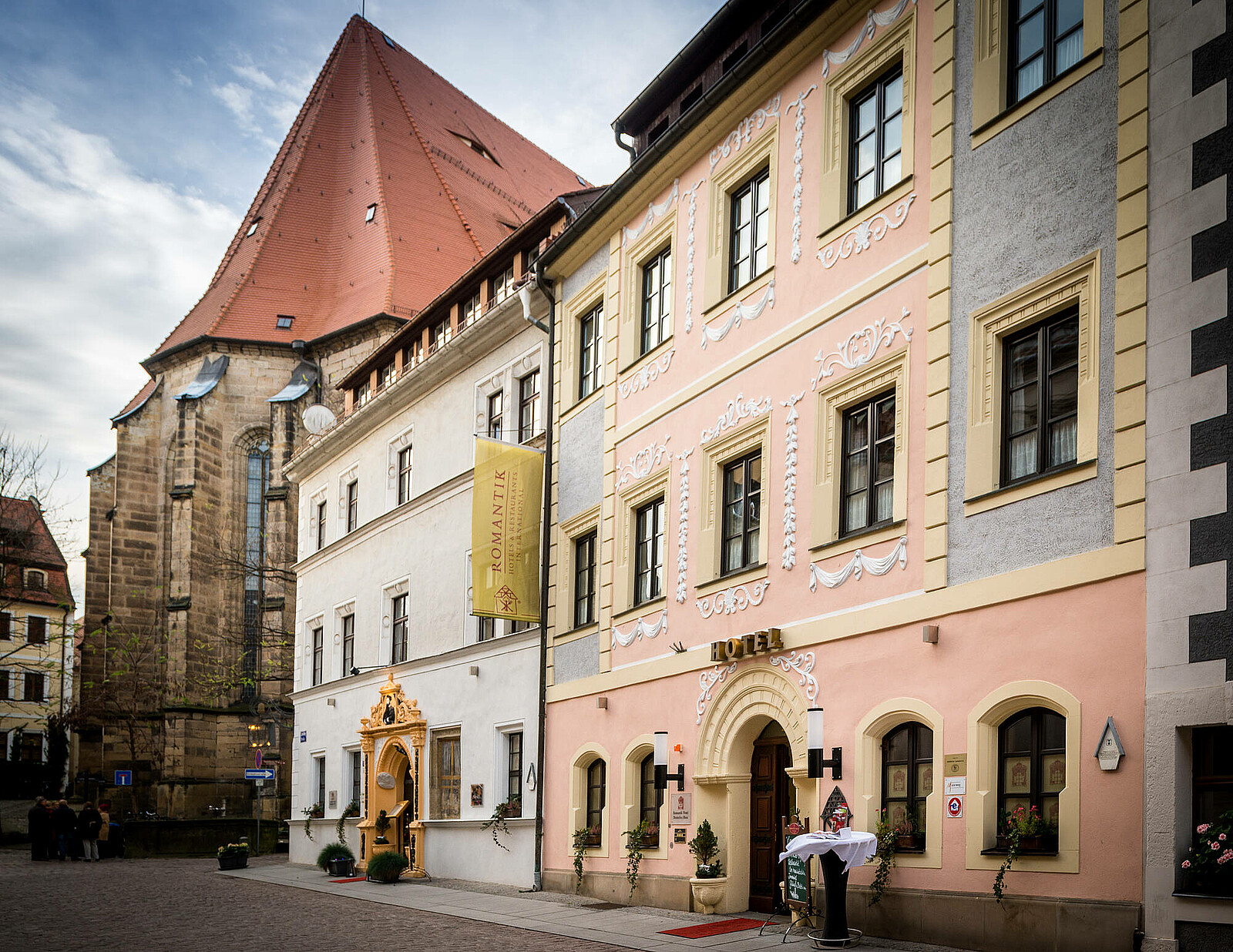 Das historische Städtchen Pirna mit seiner malerischen Altstadt ist auch als "Perle der Sächsischen Schweiz" bekannt. Erleben Sie Gastlichkeit im familiengeführten Hotel Deutsches Haus und genießen den sächsischen Wein mit einer Weinprinzessin.