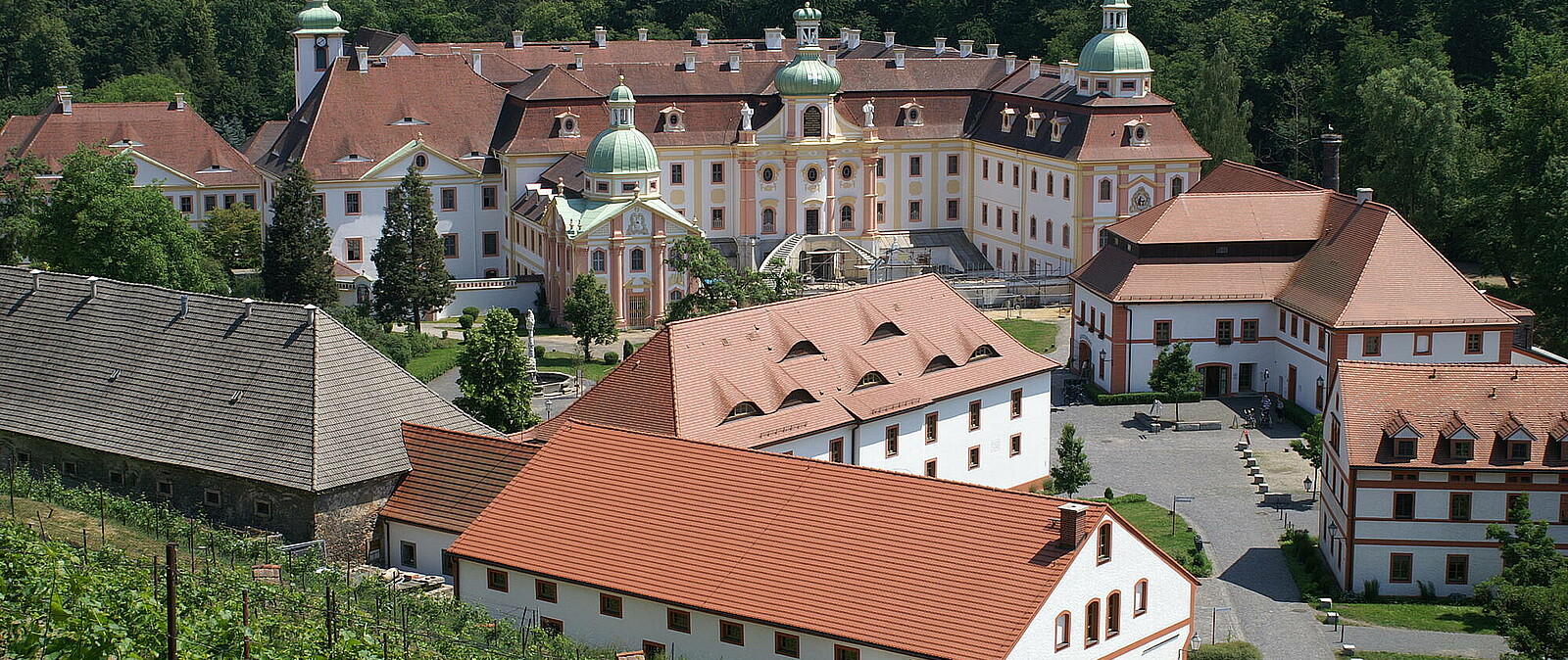Im Neißetal, circa 20 km südlich von Görlitz, liegt ein beeindruckender Ort des Glaubens: die braocke Anlage der Zisterzienserinnenabteil Klosterstift St. Marienthal.