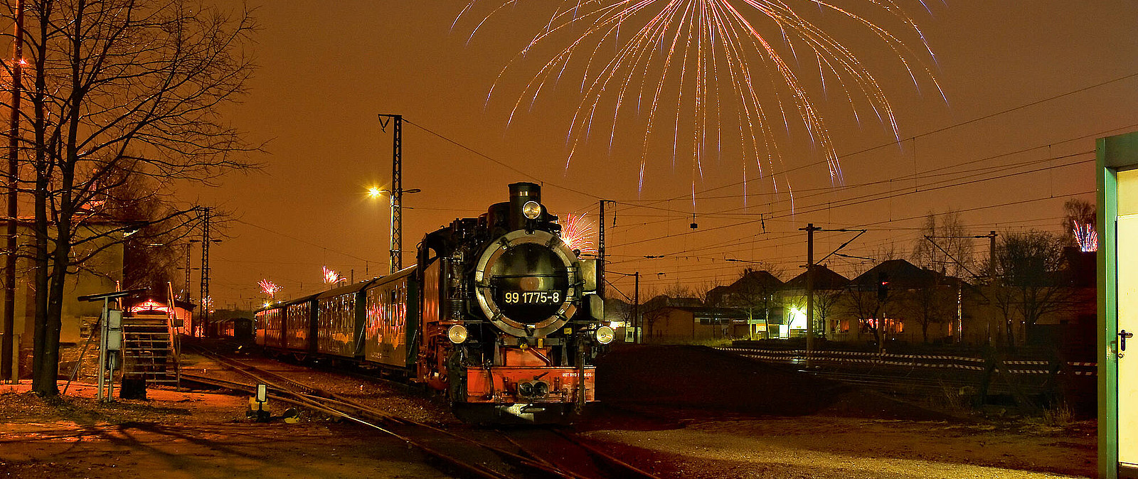 Zum Jahreswechsel nehmen wir Platz in der Lössnitzgrundbahn und feiern in den Jahreswechsel hinein. Feinste Sektspezialitäten verführen uns am Silvestertag entlang der Strecke von Radebeul über Moritzburg bis nach Radeburg und zurück.