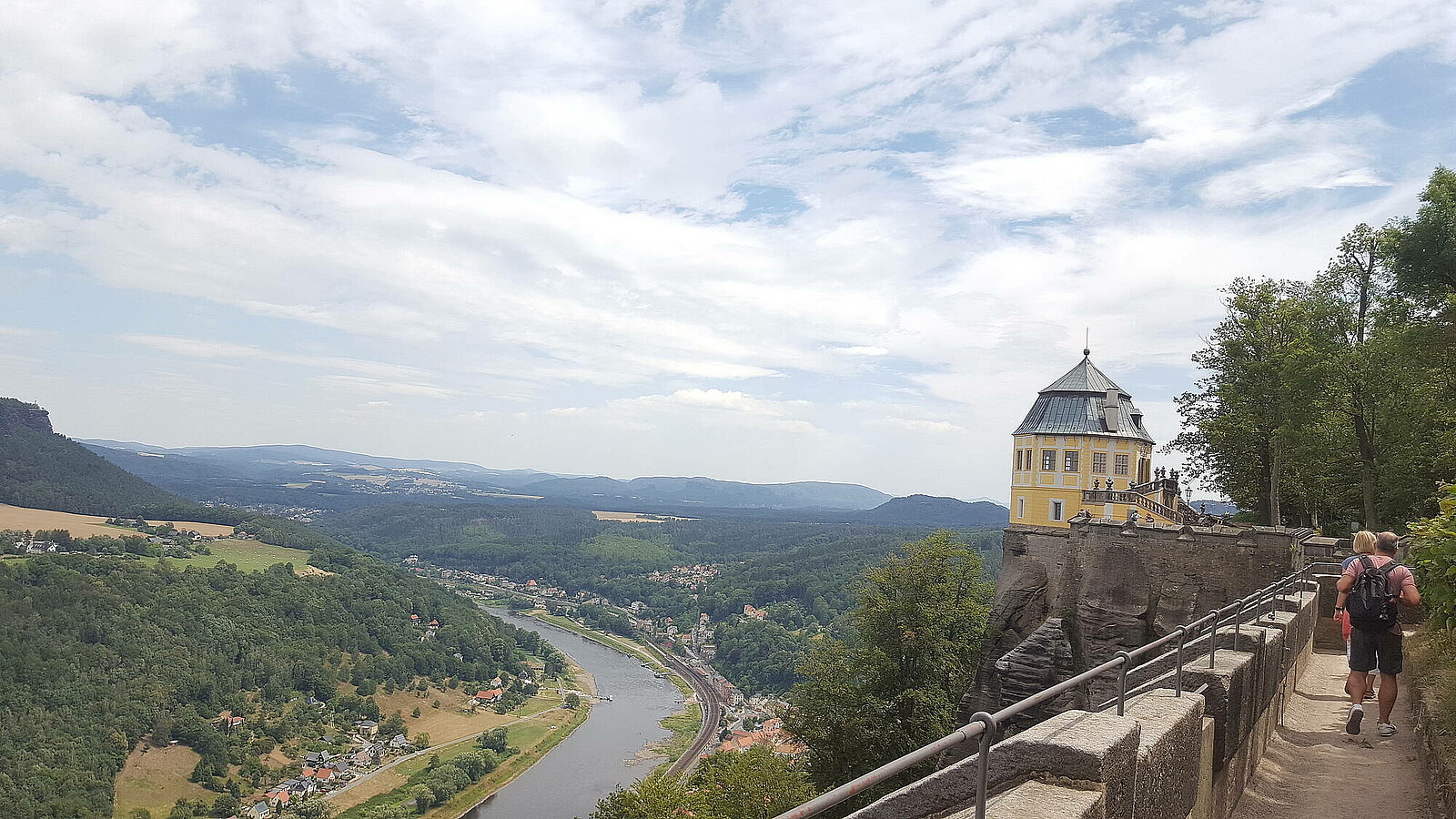 Erleben Sie einen spannenden und informativen Ausflug auf Festung Königstein - der größten offenen Bergfestung Europas und mit spektakulärem Rundumblick ins Elbtal und auf die Sächsische Schweiz. Auch wenn Sie einen außergewöhnlichen Ort für Ihr Candle light Dinner oder Ihre Hochzeit suchen, ist die Friedrichsburg auf Festung Königstein eine Überlegung und Ausflug wert.
