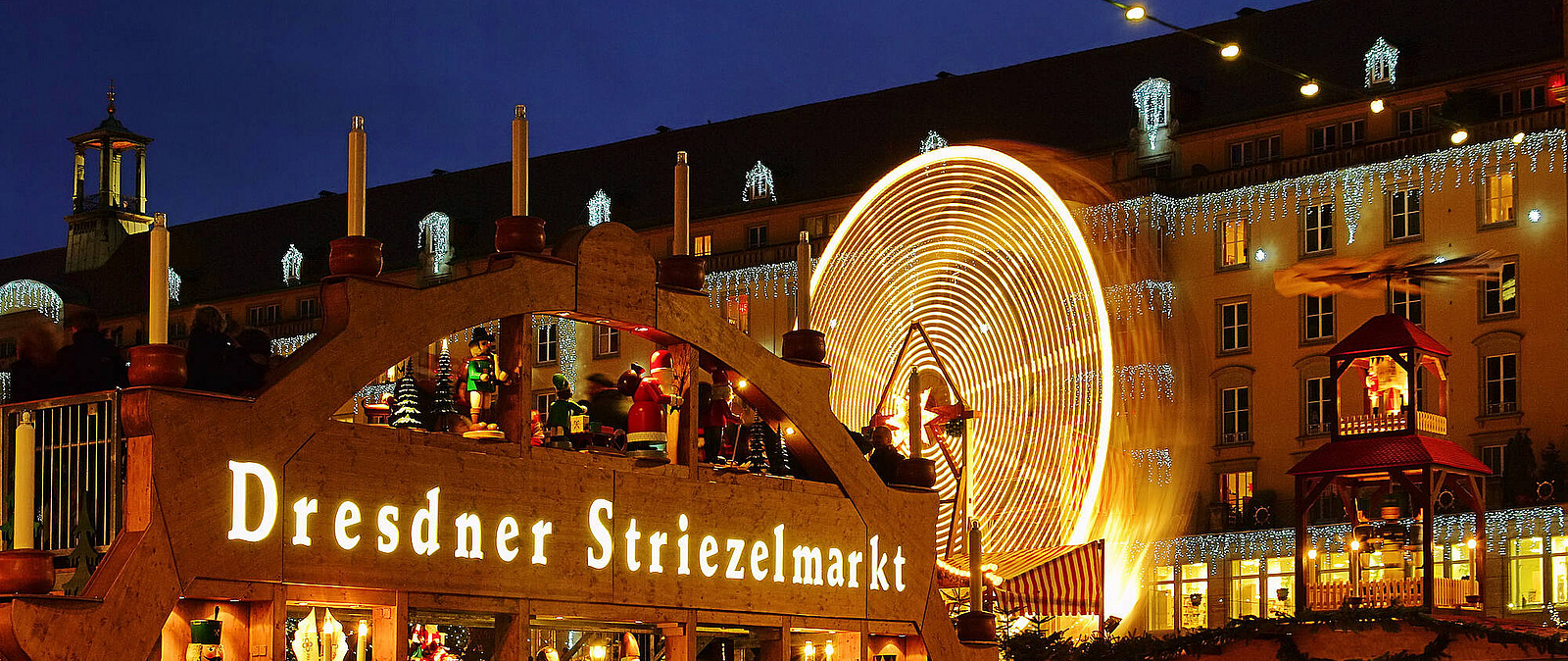 Lange galt der Striezelmarkt als der älteste Weihnachtsmarkt in Deutschland. Mittlerweile streitet man sich mit Bautzen um diesen Titel. Aber gleich wer es nun ist, eine Städtereise nach Dresden ist immer eine Reise wert!