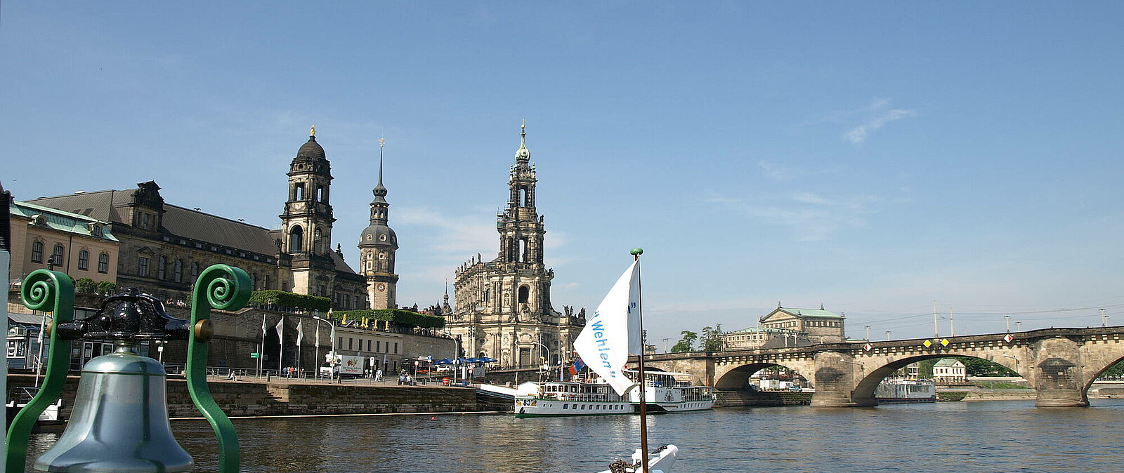 Erleben Sie die entschleunigende Wirkung einer entspannten Schifffahrt auf der Elbe und erkunden Sie unser schönes Dresden auch vom Wasser aus bei dieser anderen Art der Stadtrundfahrt durch Elbflorenz mit einem der ältesten Schaufelraddampfer der Welt.