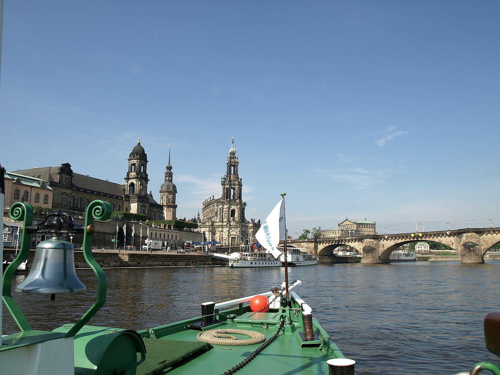 Erleben Sie die entschleunigende Wirkung einer entspannten Schifffahrt auf der Elbe und erkunden Sie unser schönes Dresden auch vom Wasser aus bei dieser anderen Art der Stadtrundfahrt durch Elbflorenz mit einem der ältesten Schaufelraddampfer der Welt.