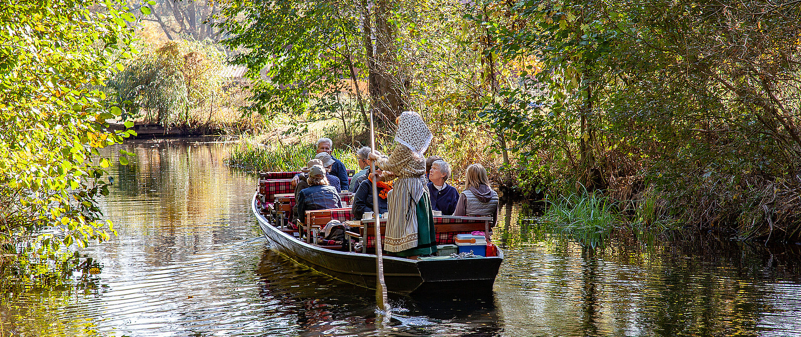Sollte das Paddeeln Ihnen zu sportlich sein, dann nehmen wir den Kahn