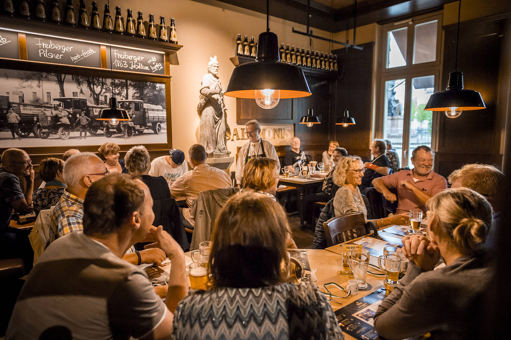 gemütliches Abendessen in geselliger Runde mit unserem Braumeister in Dresden. Nach einer erfolgreichen Bierführung, für welcher Sie diplomiert werden, belohnt Sie unser Braumeisters mit einem deftigen, biertypischen Abendessen