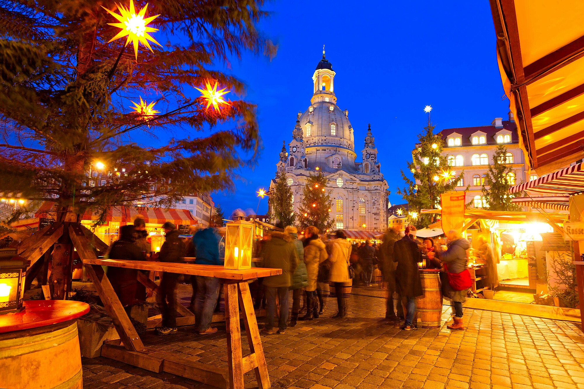 Bei einer Stadtführung genießen wir die weihnachtlich geschmückte Stadt