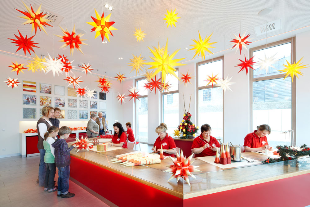 Erhaschen Sie einen Blick hinter die Kulissen der Herrnhuter Sternemanufaktur in der gleichnamigen Weihnachtsstadt und basteln Sie Ihren eigenen kleinen Stern