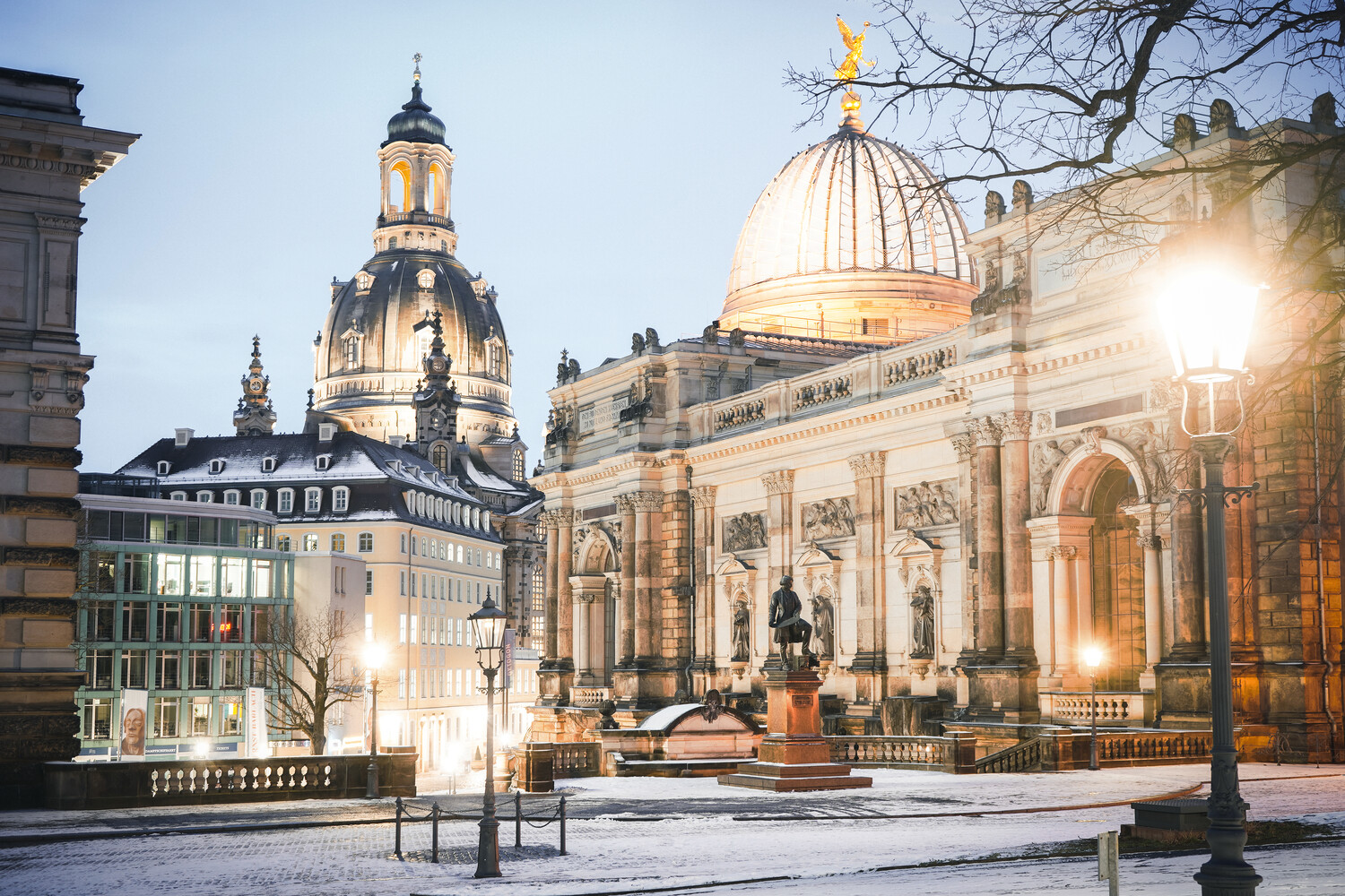 Dresden verwandelt sich auch im Winter zu einem beliebten Reiseziel. neben dem ältesten Weihnachtsmarkt - dem Striezelmarkt ist auch das ZDF Adventskonzert oder das Silvesterkonzert in der Semperoper zu erwähnen.